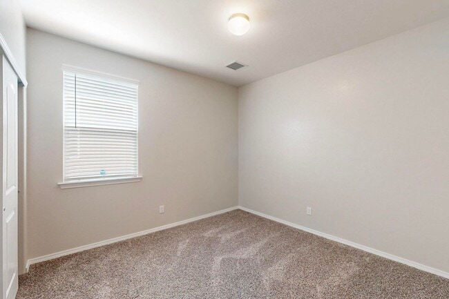 Building Photo - Charming 3 bedroom, 2 bath home in East El...