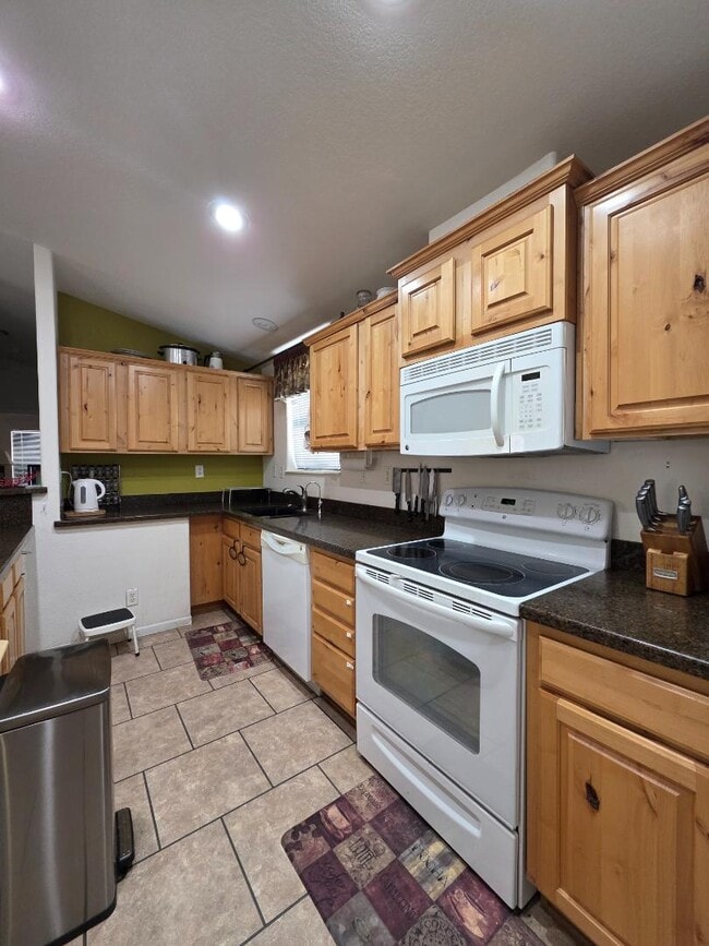 Building Photo - 5707 E 32nd St