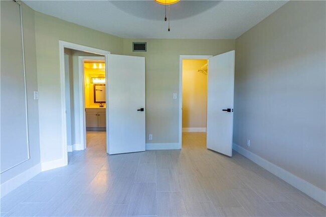 Building Photo - 3125 Oakland Shores Dr