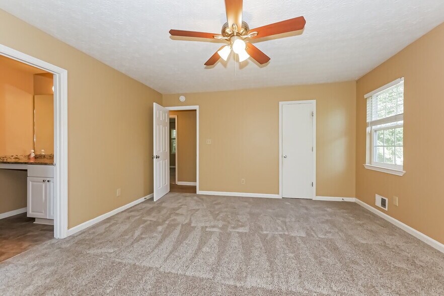 Building Photo - 212 Wildwood Dr