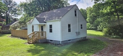 Building Photo - Renovated 2 bedroom 1 bathroom cape in War...