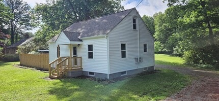 Building Photo - Renovated 2 bedroom 1 bathroom cape in War...