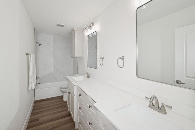 Building Photo - Furnished