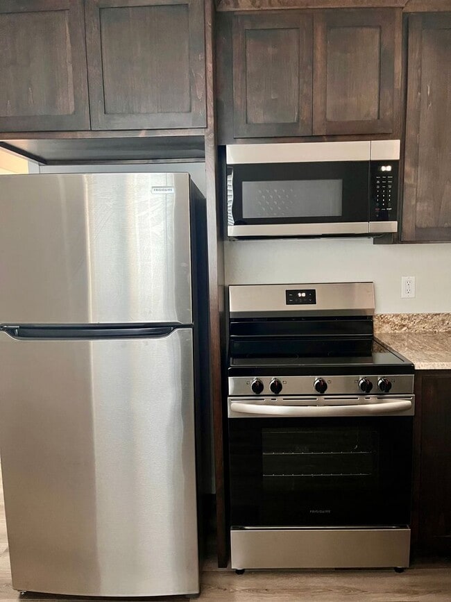 Building Photo - Medford/Central Point Area - 1 Bedroom / 1 Bath New Construction