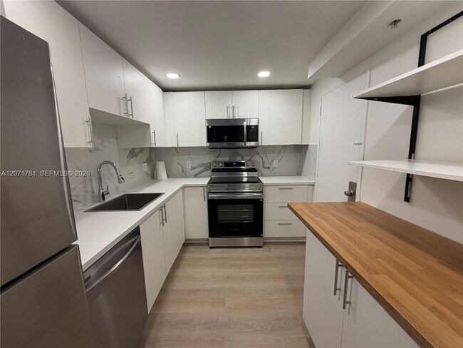 Building Photo - 400 Kings Point Dr
