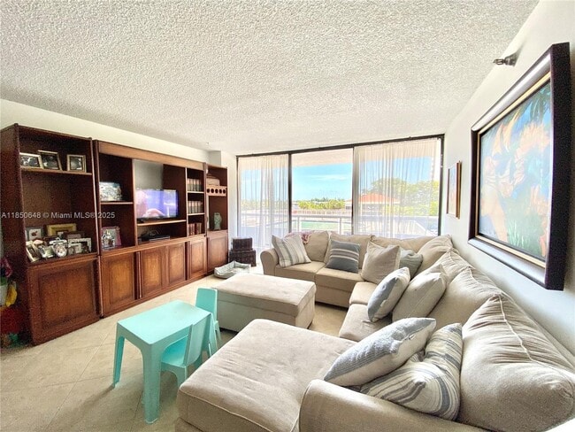 Building Photo - 20505 E Country Club Dr