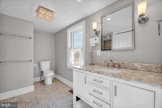 Building Photo - 406 Kings Hwy E