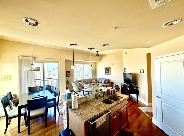 Building Photo - 215 Center St