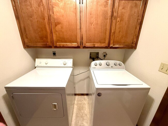 Building Photo - Spacious 3BR Cul-de-Sac Home with Bonus Room, New Carpet & Split Floor Plan!