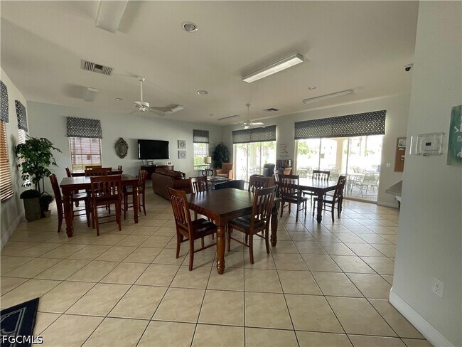 Building Photo - 3637 Pine Oak Cir