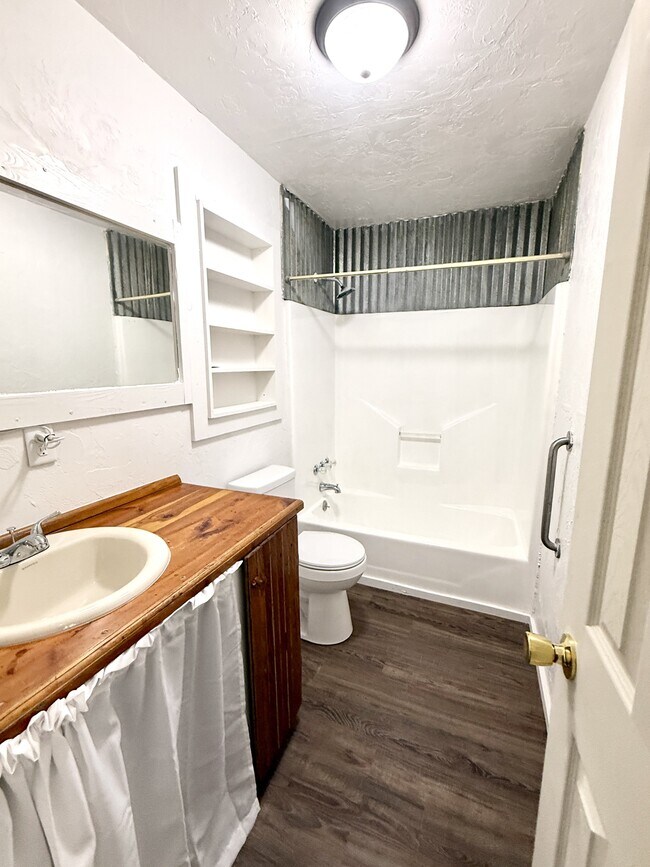 Building Photo - 535 Woodlawn Dr