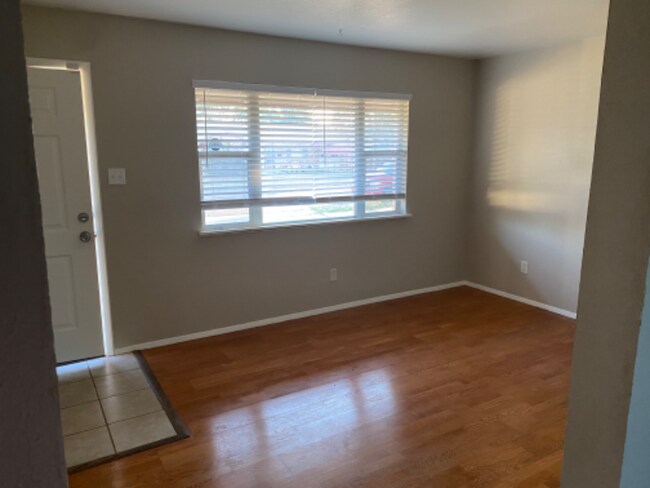 Building Photo - 309 Circle Dr