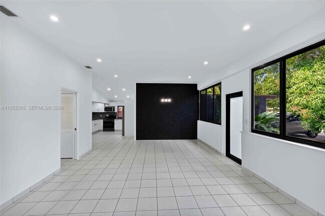 Building Photo - 524 NE 160th Terrace