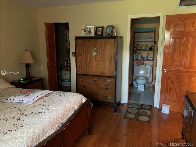 Building Photo - 607 S State Rd 7