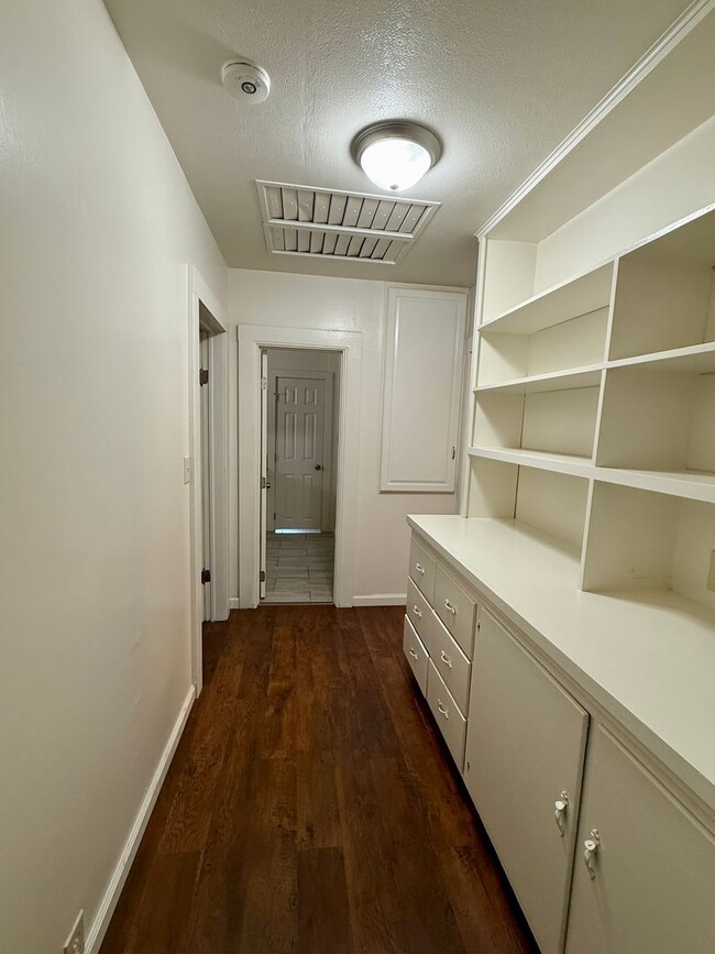 Building Photo - 3 Bedroom 1 Bath House!