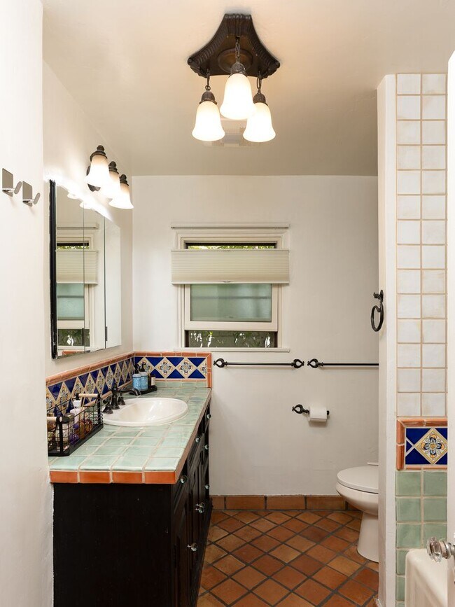 Building Photo - Beautiful 3 Bedroom Home in Prime North Hollywood Location
