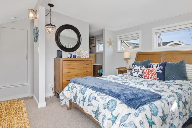 Building Photo - Portage Bay Floating Home