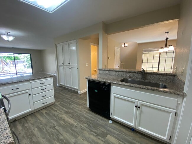 Building Photo - Danville Brookview Duet Townhouse 4 Br., 2...
