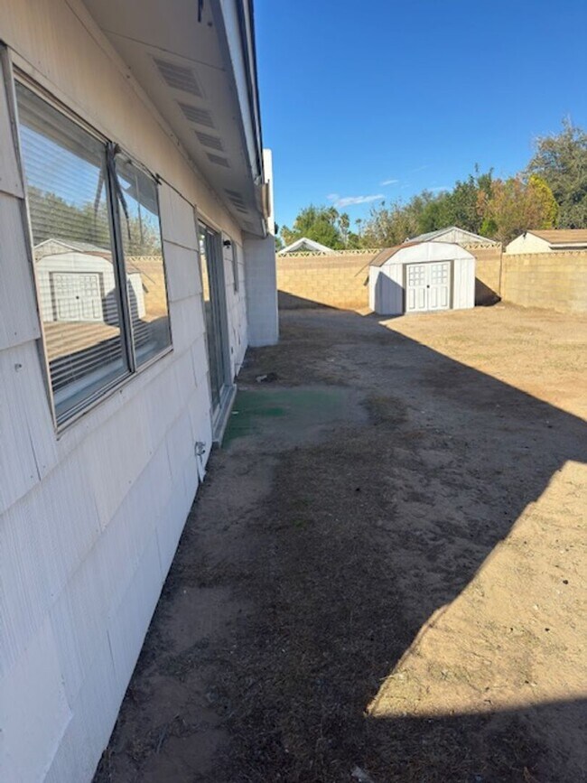 Building Photo - 3Bedroom ranch style home with large backyard