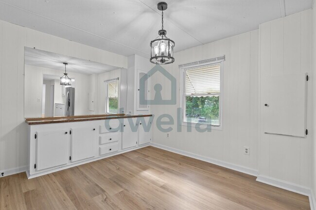 Building Photo - Location Perfection! Beautifully Renovated 3-bedroom, 2-bath home in the highly sought-after Lexi...