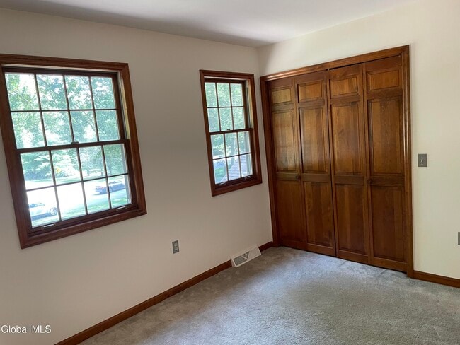 Building Photo - 8 Timberwick Dr
