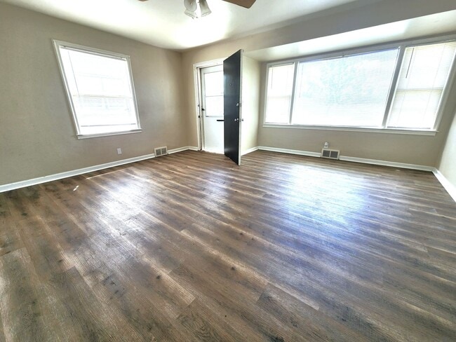 Building Photo - 3-bedroom single family - Available now!