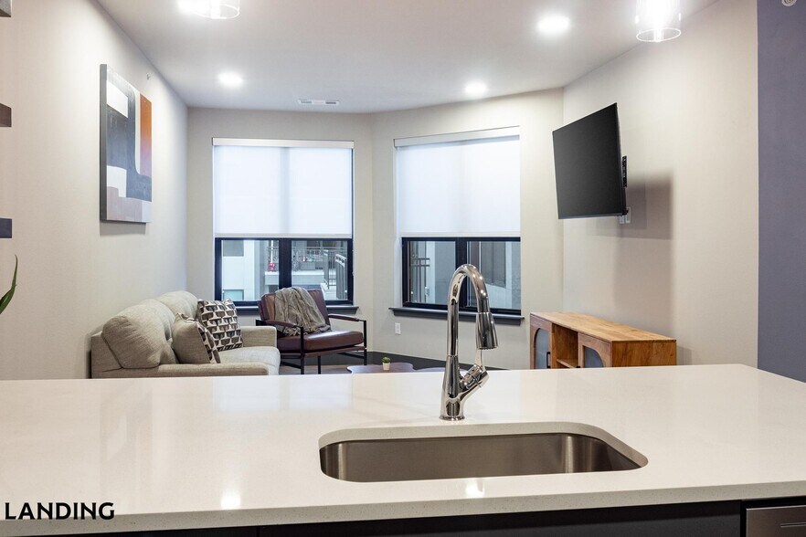 Building Photo - 415 E 2nd St S