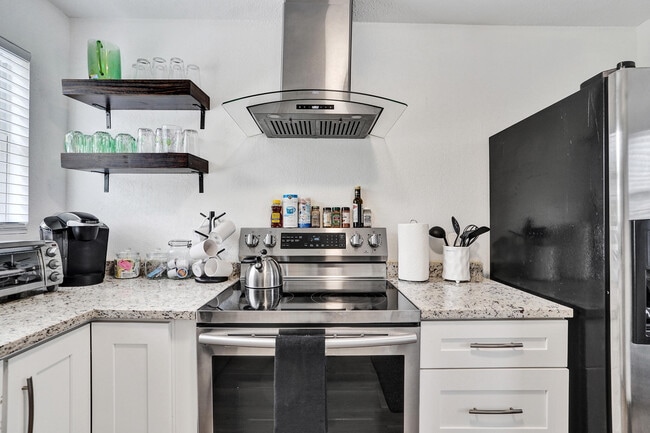 Building Photo - 311 SE 3rd Ave