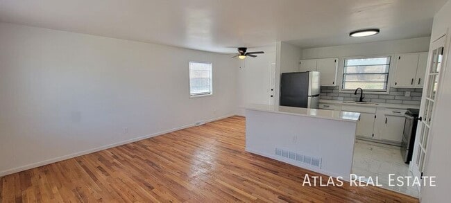 Building Photo - 4912 N Sycamore Dr