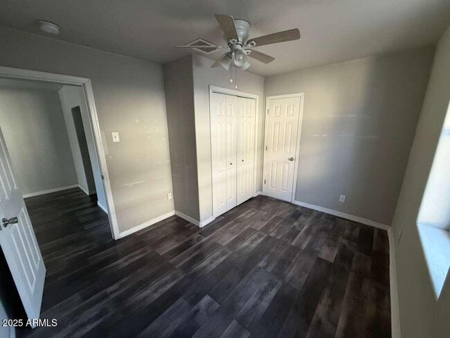 Building Photo - 806 E 7th St