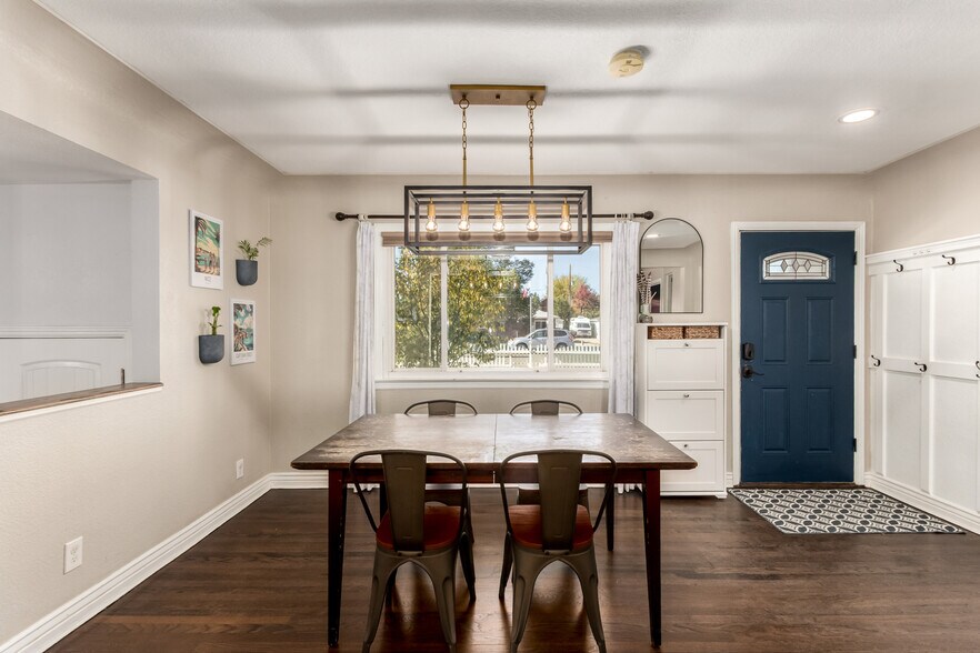 Building Photo - 830 Gray St