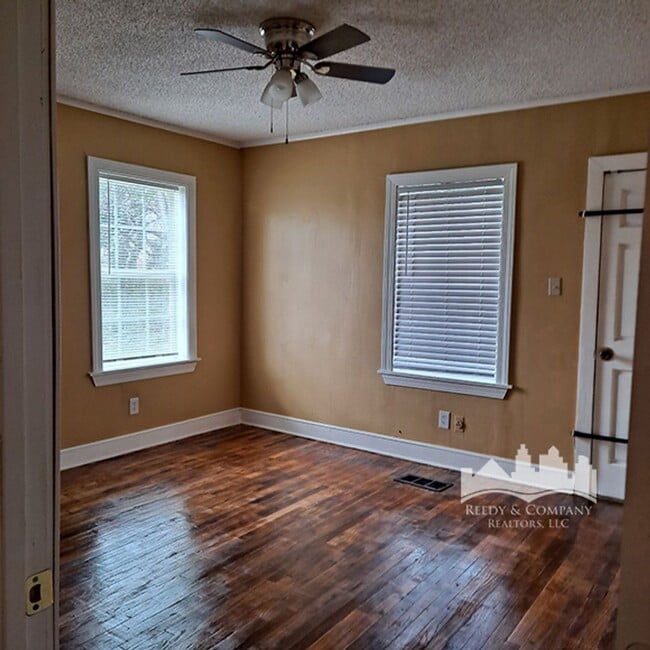 Building Photo - 2949 Yale Ave