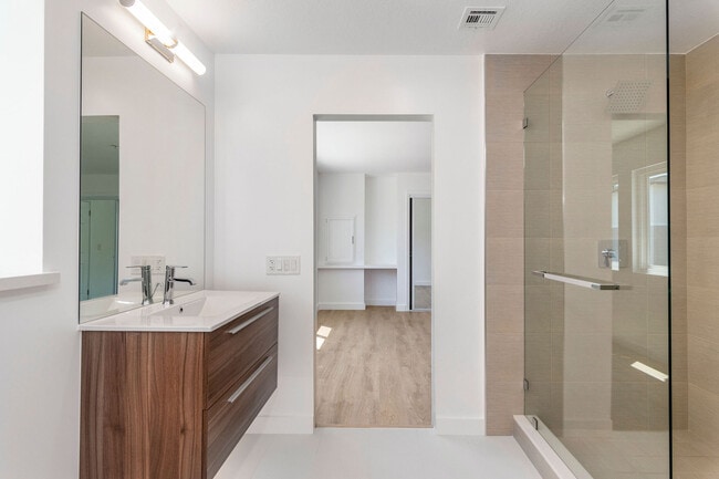 Master Bath - 527 Pine St