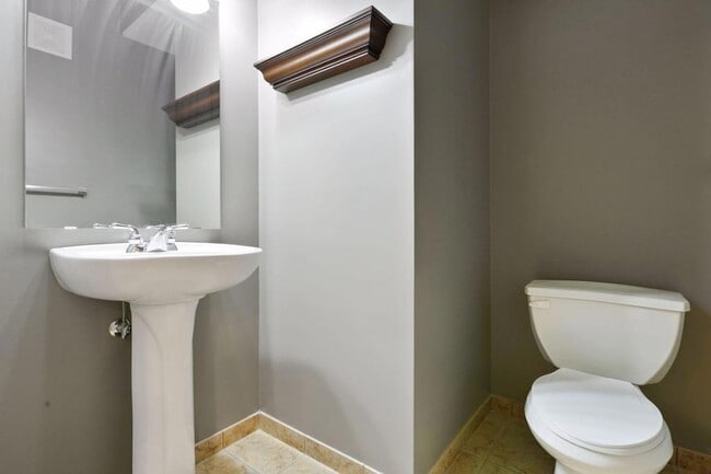 Building Photo - 2565 Franklin Ave