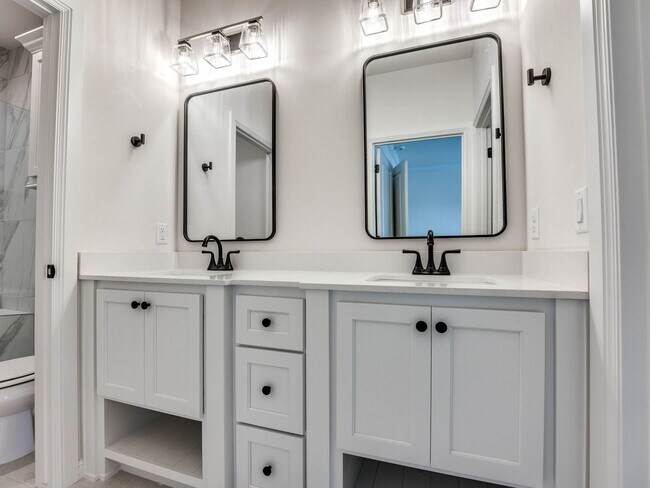 Building Photo - Luxury, Zero Maintenance Living in Edmond!