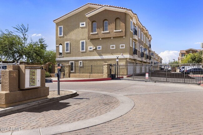 Building Photo - 2450 W Glenrosa Ave