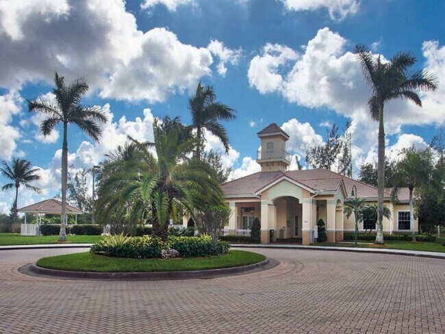 Building Photo - 4740 SW 12th Pl