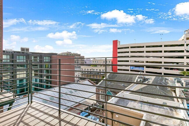 Building Photo - 611 Commerce St