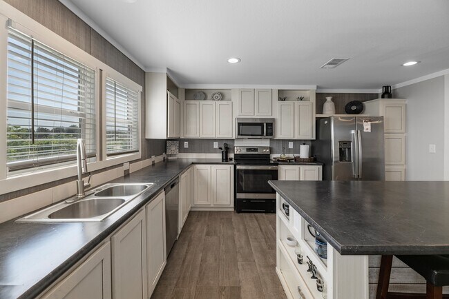 Building Photo - 334 Rd 5252