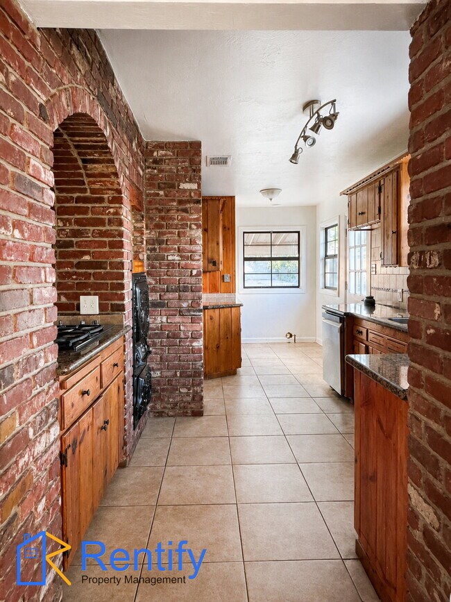 Building Photo - Charming 3bed/2bath Rustic Mid-Century Home