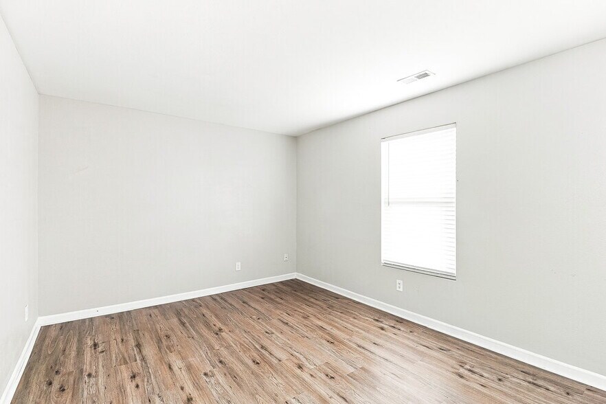 Building Photo - 1605 Bray Dr
