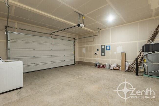 Building Photo - 124 S 88th Dr