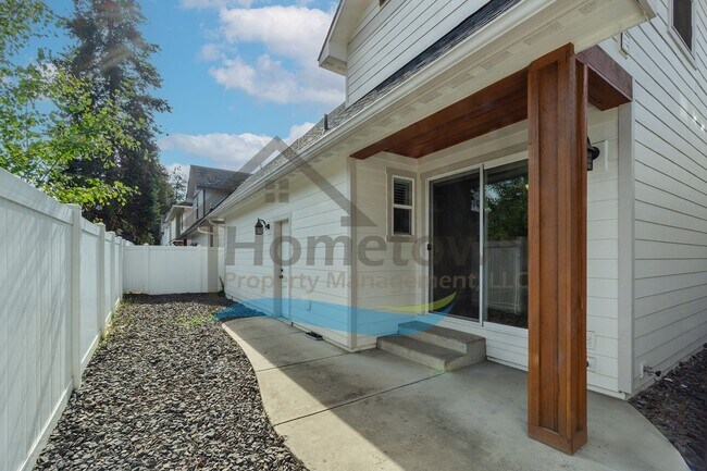 Building Photo - 3 Bedroom 3 Bathroom Home with Attached 2 Car Garage Available in Coeur d'Alene!