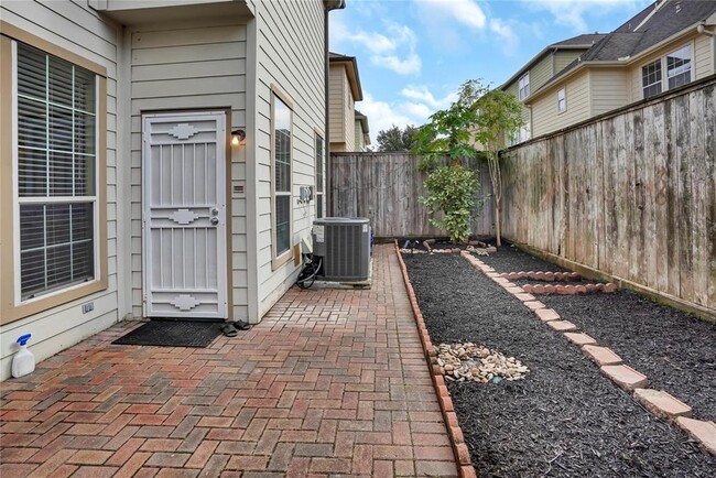 Building Photo - 2615 Cheshire Oaks Dr