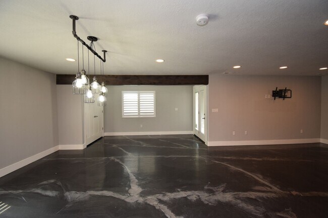 Building Photo - Spacious and Bright 5 Bed 3.5 Bath in Riverton!!