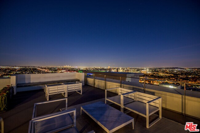 Building Photo - 838 N Doheny Dr