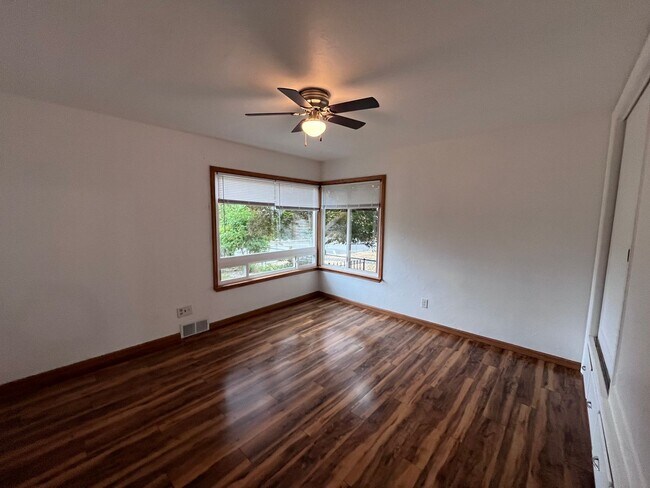 Building Photo - Charming Bremerton Home with Fenced Yard
