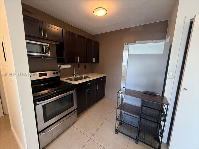 Building Photo - 2715 Tigertail Ave