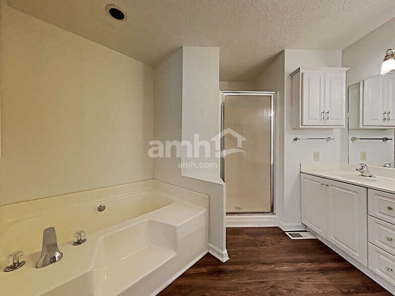 Building Photo - 3705 Stoneridge Dr