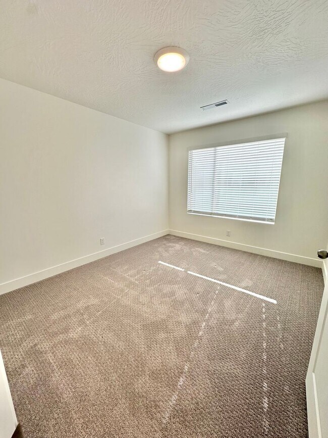 Building Photo - Desert Color Townhome!